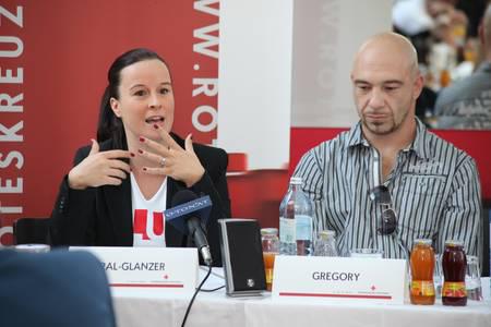 Maria Kral-Glanzer und Roman Gregory bei der Pressekonferenz des Österreichischen Roten Kreuzes fürs Blutspenden.