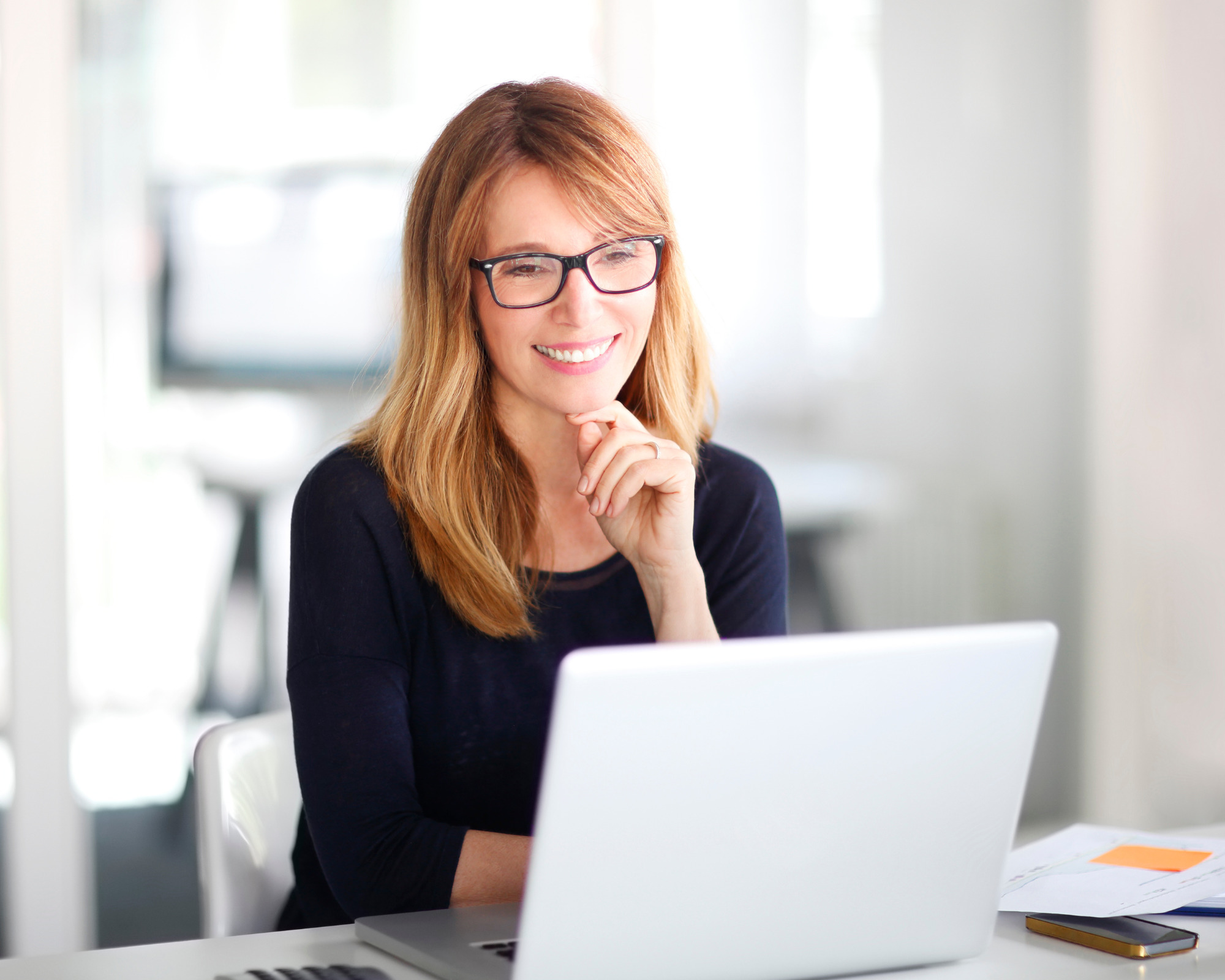 Frau schreibt Texte am Laptop